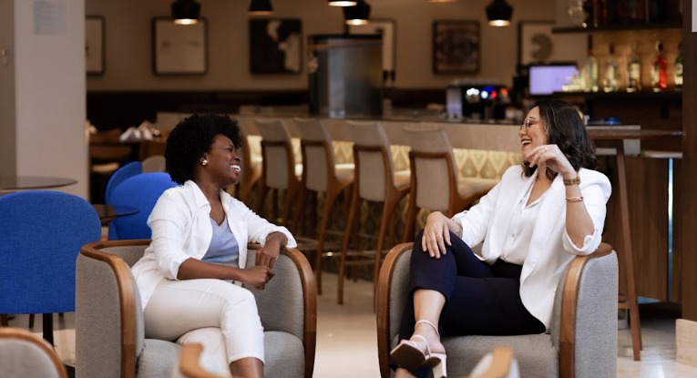 mulheres satisfeitas em viagem a trabalho com plataforma da onfly